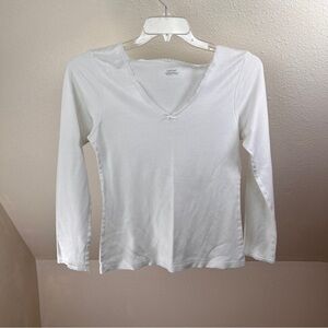 CUDDL DUDS White long sleeve v-neck w/bow. 50% Cotton • 50% Nylon. Size Large